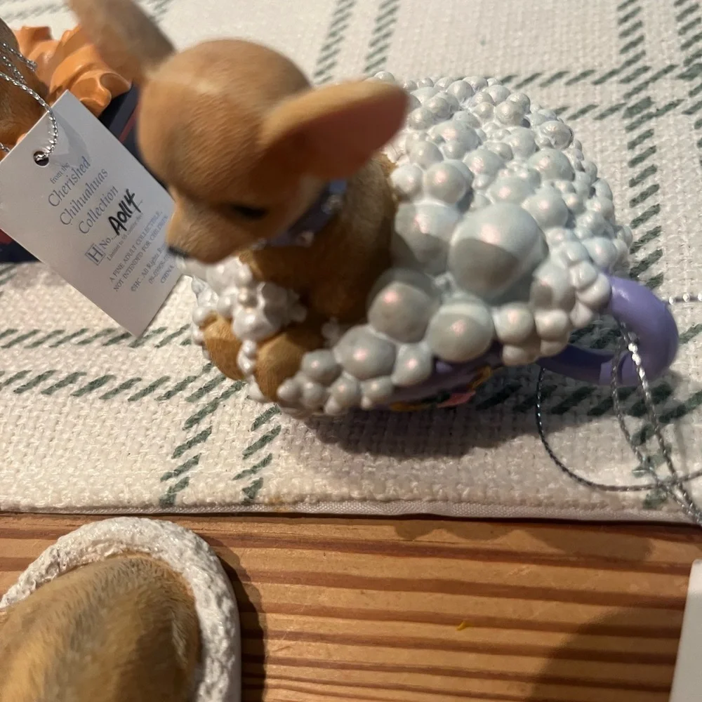 Hamilton collection Chihuahua Figurine Set - Green, Pink, Gold - Picture 9 of 11